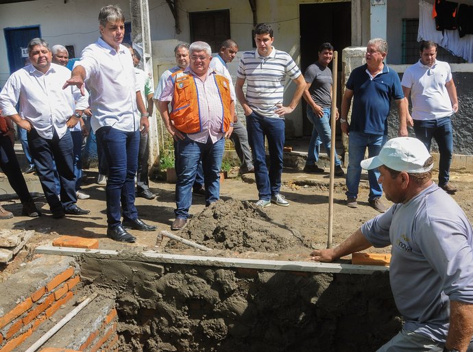 Prefeito Rui Palmeira vistoria obras de reurbanização na Grota da Moenda