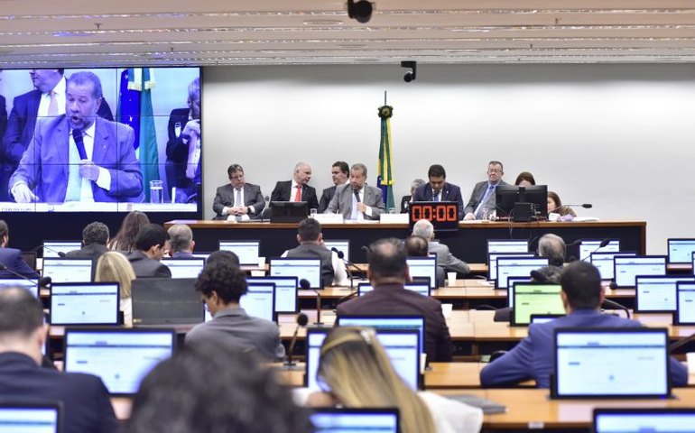 Ministro da Previdência anuncia meta de reduzir a fila do INSS até dezembro