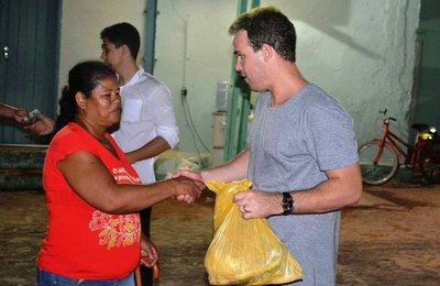 Olavo Neto mantém tradição de distribuição peixes na Semana Santa