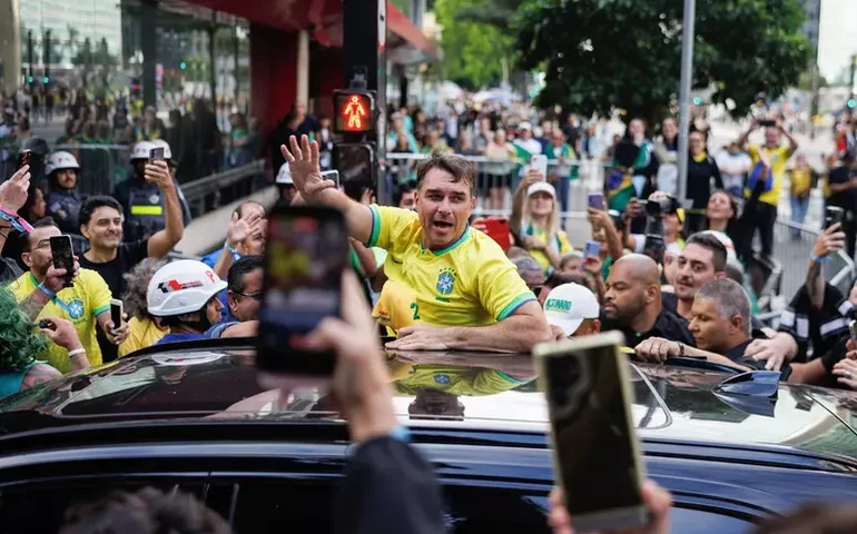 Genial/Quaest: Flávio Bolsonaro registra 42% contra 40% de Lula no 2º turno, em empate técnico