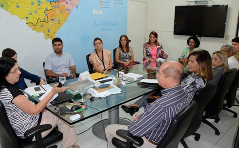 Secretária se reúne com direção de ambulatórios e descarta fechamento