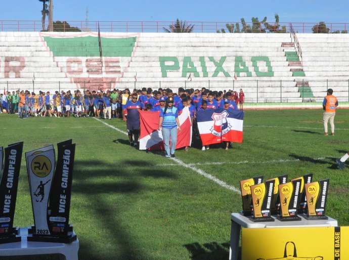 Palmeira dos Índios recebe abertura da VI Copa RA de Futebol de Base com ato simbólico contra o racismo