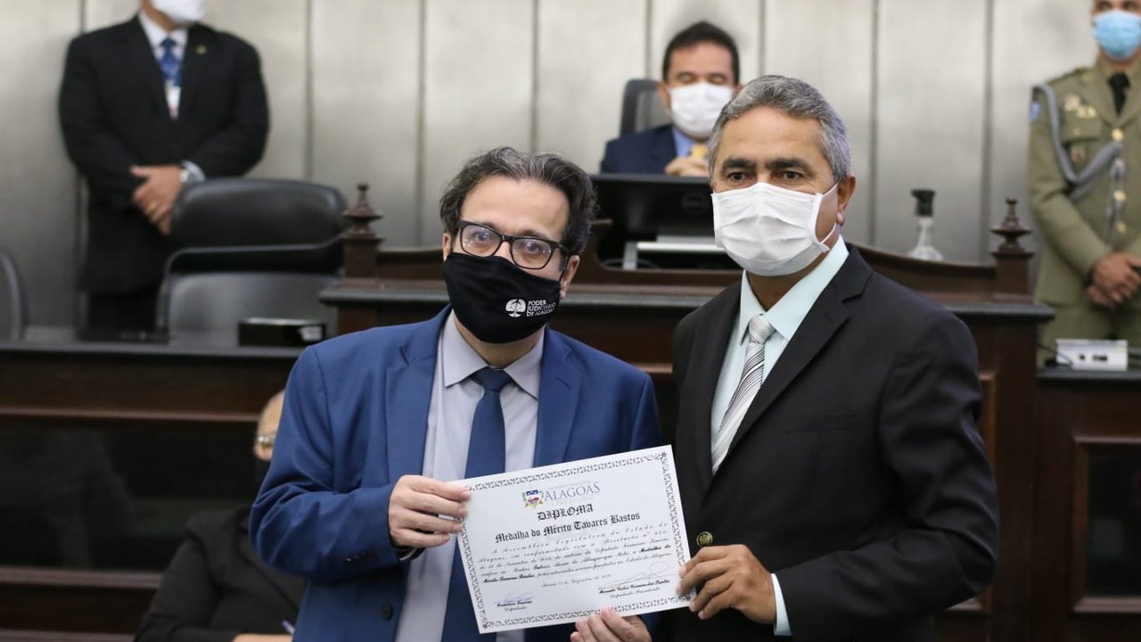 Desembargador Tutmés Airan é homenageado com a Medalha do Mérito Tavares Bastos