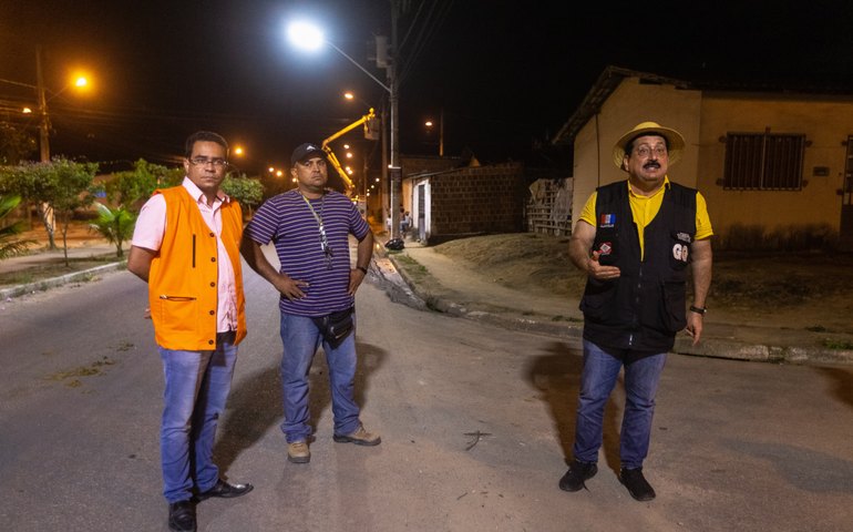Gilberto Gonçalves acompanha instalação de luminárias de LED no Conjunto Jarbas Oiticica em Rio Largo