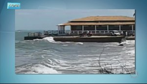 Telespectador registra o avanço do mar na Praia do Saco 