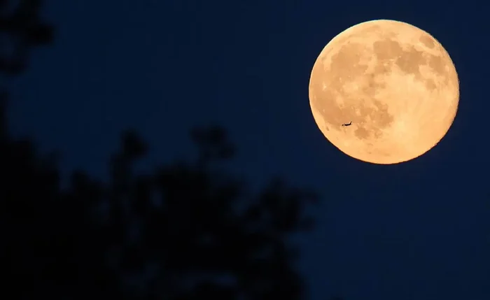 Imagem da Lua Cheia registrada pela Nasa, conhecida popularmente como Lua Azul, fenômeno que ocorre quando há duas fases cheias no mesmo mês