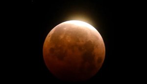 Eclipse lunar total sobre a praia de Santa Monica, na Califórnia, em foto de 2021. / Foto: Foto: Ringo H.W. Chiu/ASSOCIATED PRESS
