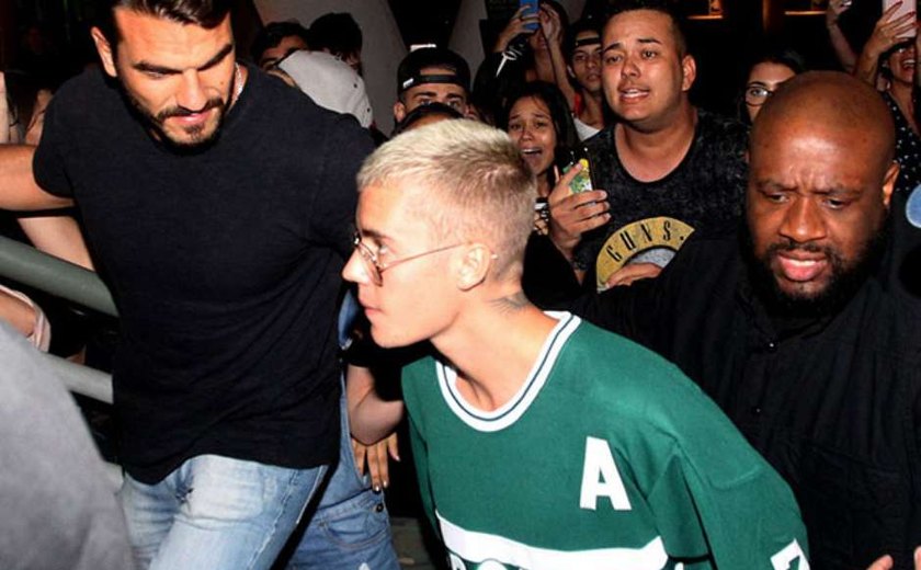 Bieber provoca tumulto em duas tentativas de jantar fora