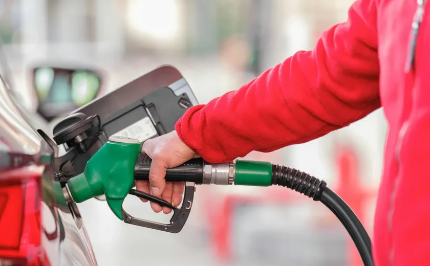 Gasolina volta a níveis da pandemia e brasileiros recorrem ao transporte público