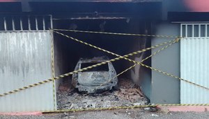 carro pega fogo dentro de motel