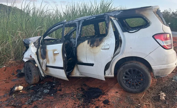 Carro pegou fogo durante o acidente