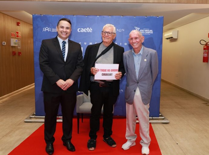 Homenagem ao Professor Douglas Apratto: 80 anos de História