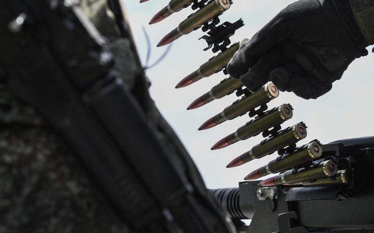 Militares russos utilizam torres com metralhadoras para derrubar drones ucranianos