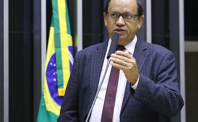 Líder da Frente Evangélica afirma que Brasil vive 'bibliofobia' e critica STF por 'xeretar' Congresso