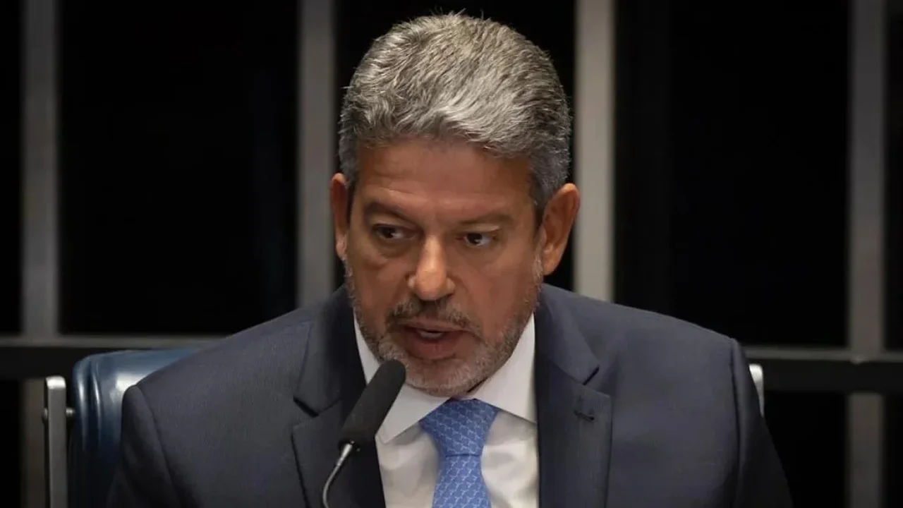 Eleito senador, Arthur Lira aconselha campanha de Flávio Bolsonaro enquanto mantém influência e cargos no governo Lula