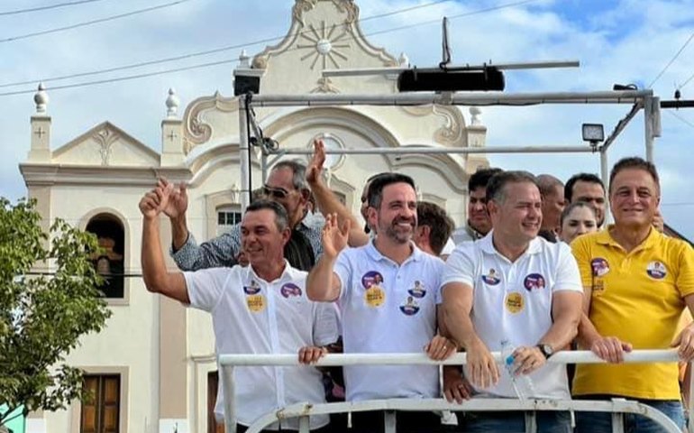 Multidão vai às ruas em Anadia prestigiar carreata do coração com Galba Novaes, Paulo, Renan e Celino