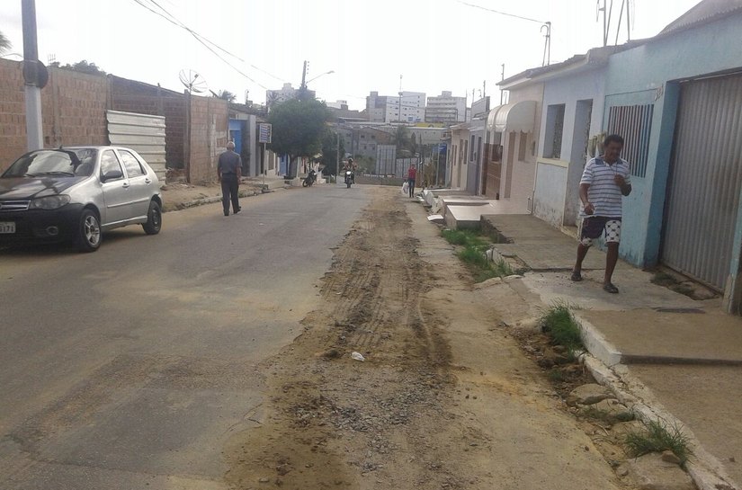 Prefeitura retira entulhos de ruas que já receberam esgotamento sanitário em Arapiraca