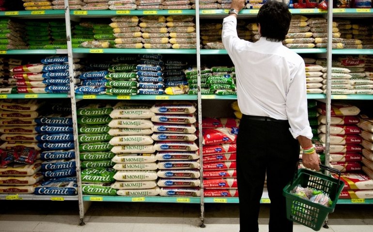 Varejo cresce 0,5% em fevereiro, diz IBGE