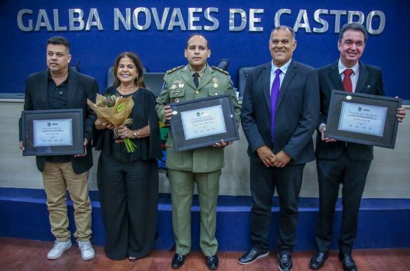 Câmara entrega comendas a escolas e faz homenagem a empresário de Maceió