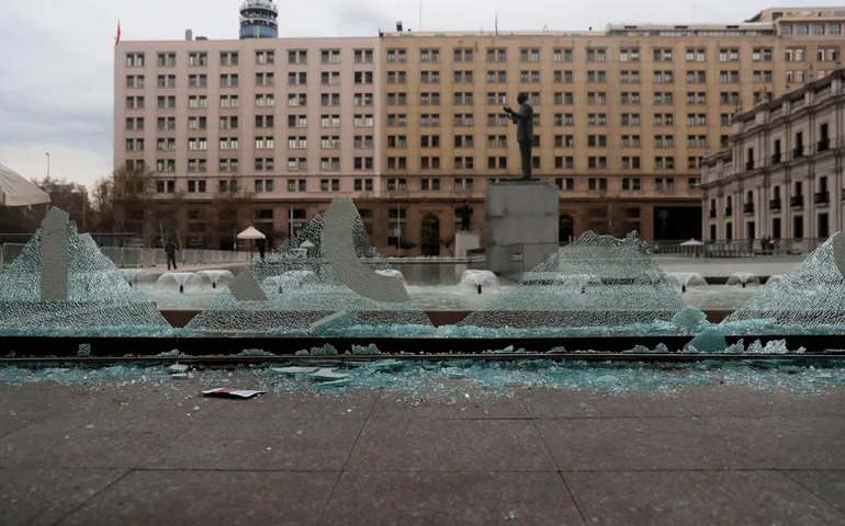 Palácio de La Moneda sofre ataque de vândalos durante marcha em memória dos 50 anos do golpe militar