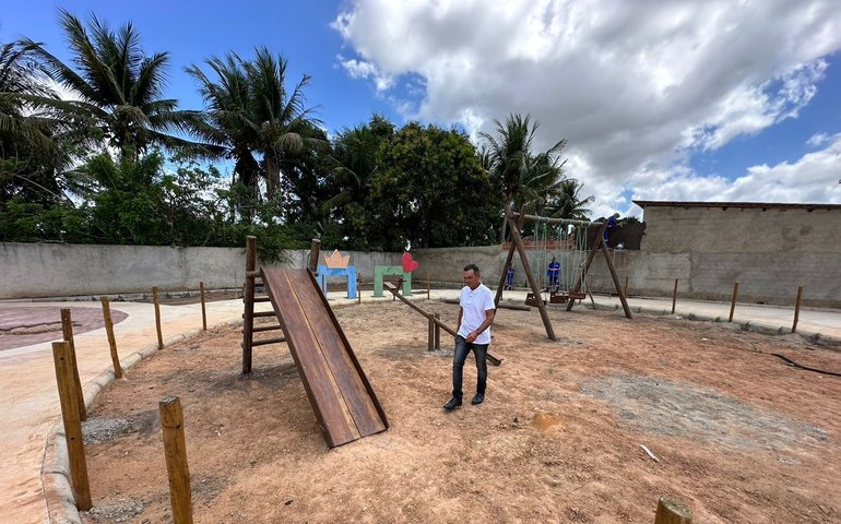 Prefeito de Anadia acompanha obras de nova praça