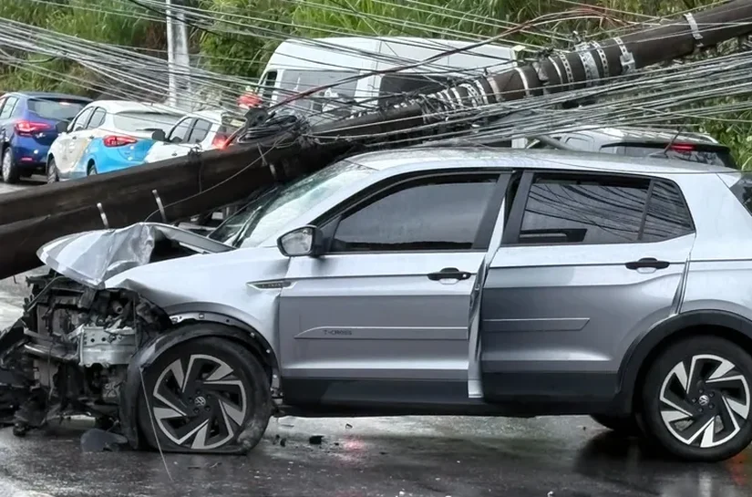 Cochilo ao volante faz motorista perder controle e derrubar poste na Avenida Leste-Oeste