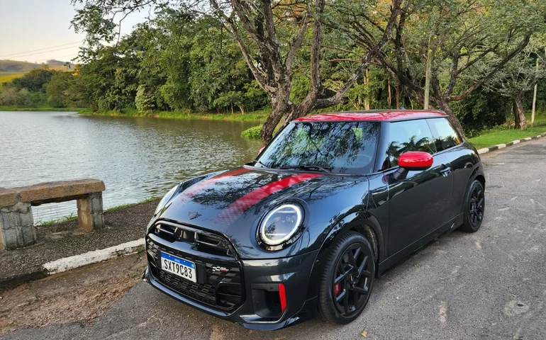 MINI John Cooper Works reforça posicionamento esportivo no Brasil