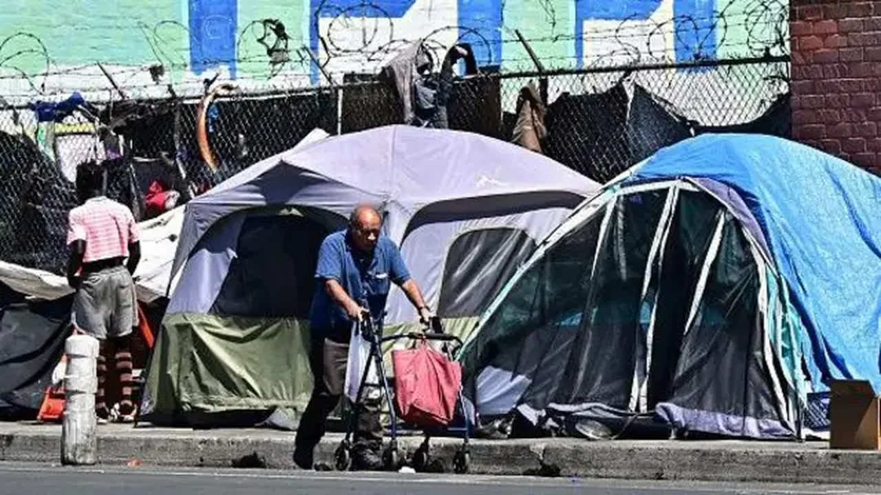 EUA mantém proibição de desabrigados dormirem na rua; multa pode passar de R$ 2 mil