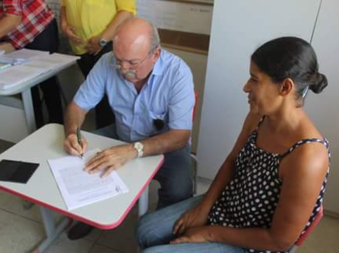 Pilar: prefeito Carlos Alberto Canuto entrega escrituras de casas