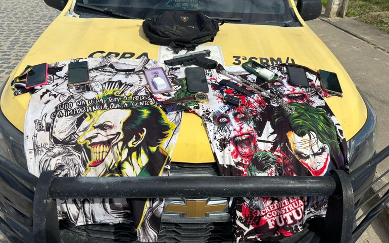 Polícia Militar prende dupla com simulacro de arma de fogo, veículo roubado e celulares na zona rural de Chã Preta