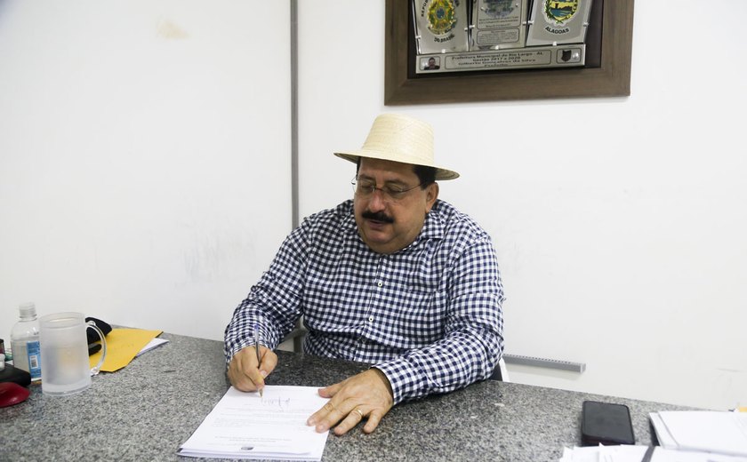Gilberto Gonçalves assina manifestação de interesse para compra de vacinas