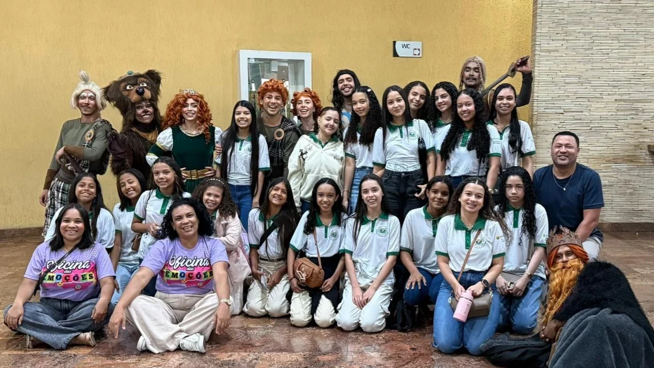 Educação de Branquinha leva alunos da rede municipal para experiência cultural no Teatro Gustavo Leite