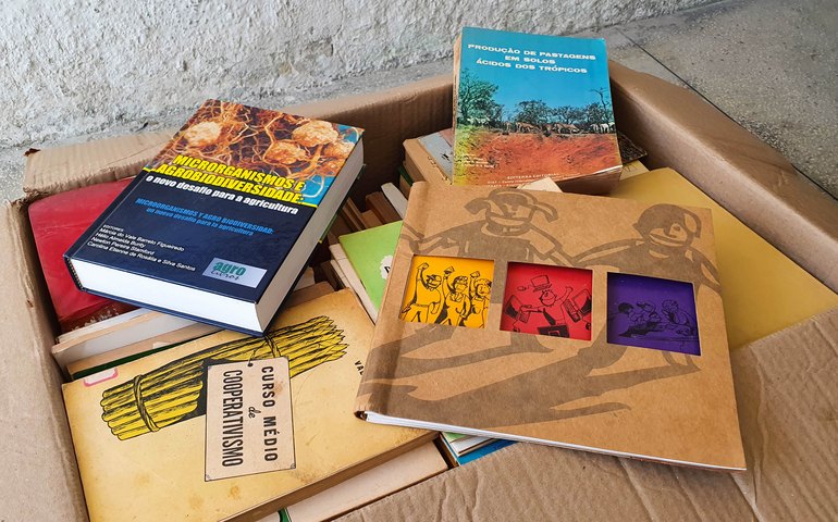 Emater doa acervo com quase 9 mil livros para a UNEAL