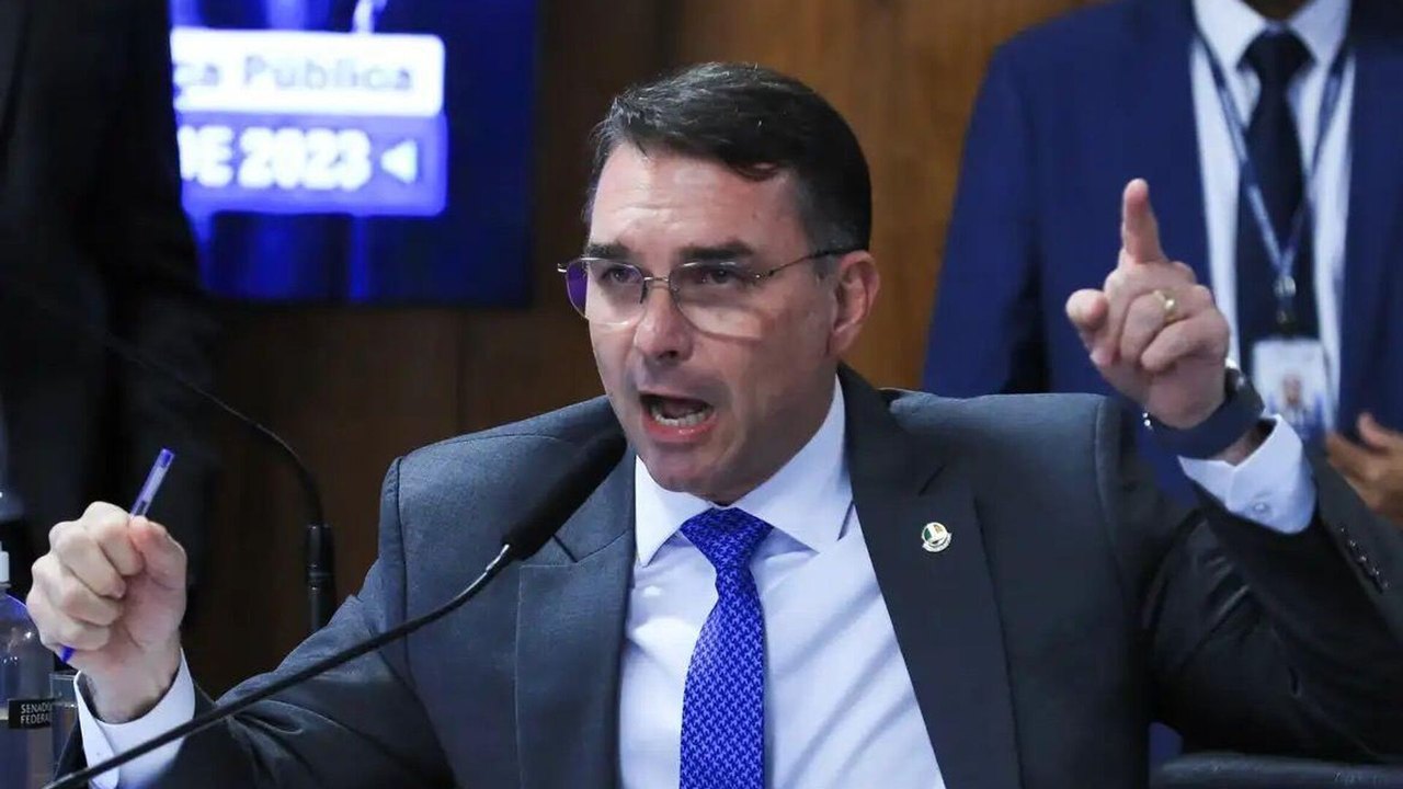 Flávio Bolsonaro reage às decisões do STF: 'Vamos vencer todas essas covardias'