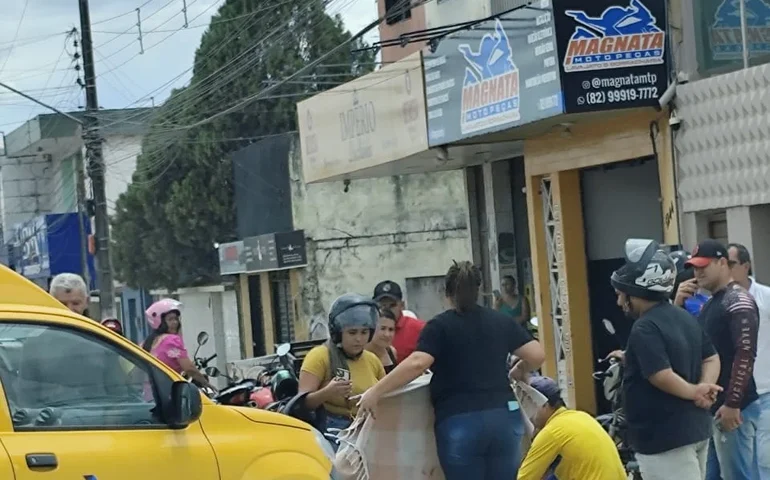Carro dos Correios bate em motociclista em Palmeira dos Índios