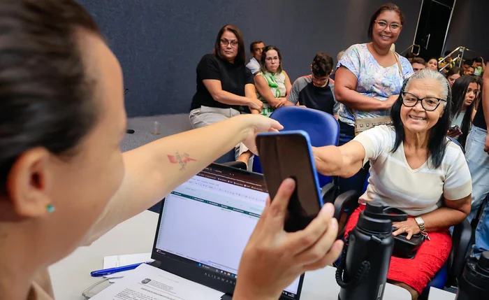 Senhora tem o celular devolvido através do Programa Celular Seguro