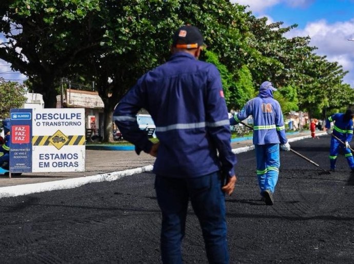 Prefeita Pauline Pereira acompanha o início da Pavimentação asfáltica da Avenida João Fernandes Vieira