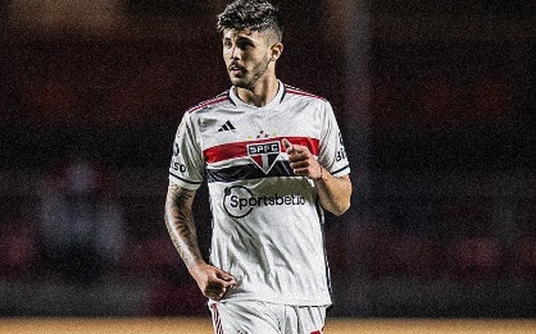 Beraldo passa por exames em Quito e não tem fratura detectada; reservas encaram o América-MG