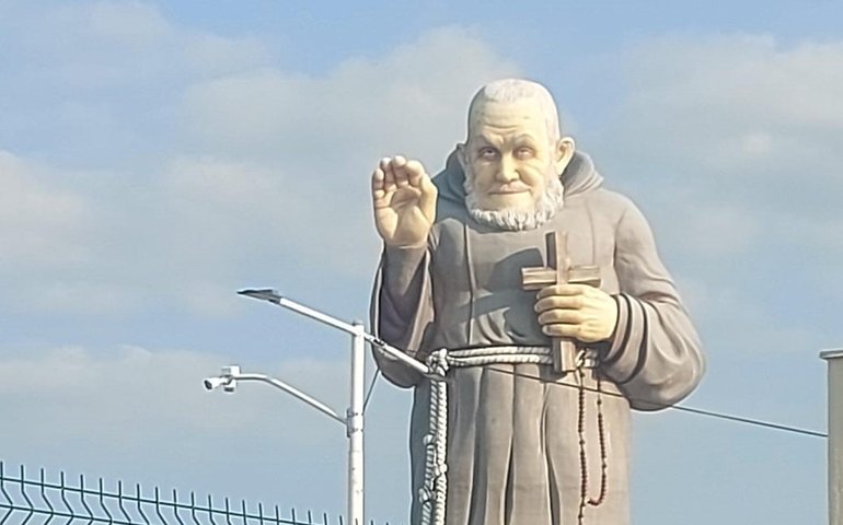 Menos de 1 ano após inauguração, estátua de meio milhão de Frei Damião já está desbotada