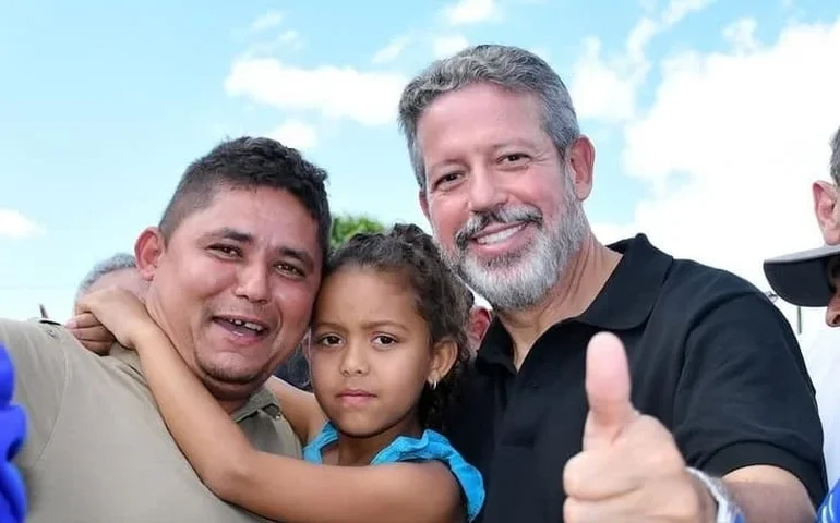 Retroescavadeiras e tratores: Arthur Lira lidera entrega de maquinário em 2026 fortalecendo prefeituras e trabalhadores rurais de Alagoas