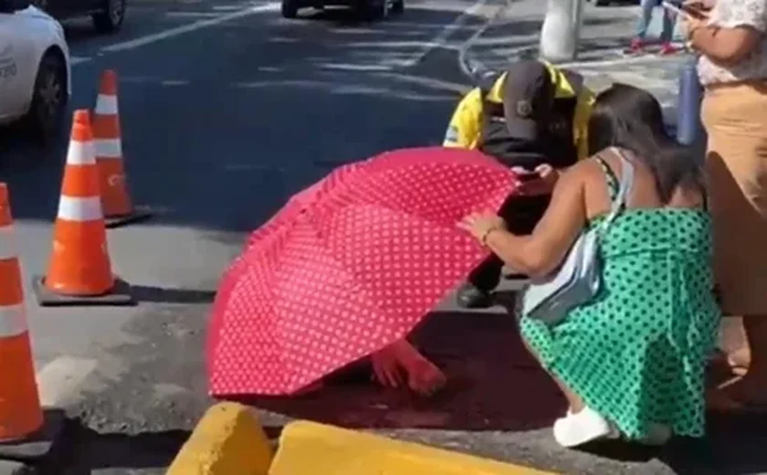 Idoso de 61 anos é atropelado por veículo em alta velocidade com passageiro em estado grave