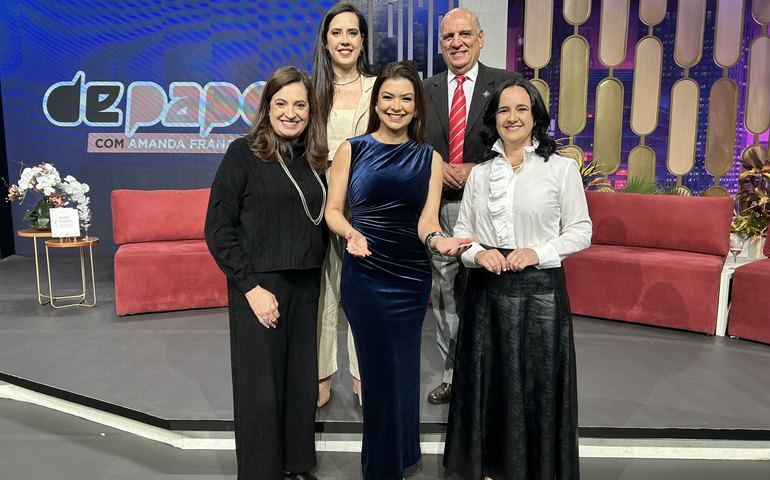 César Romão fala de educação dos filhos no programa de Amanda Françozo