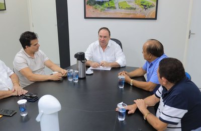 Prefeito Luciano recebe provedor e conselheiros do Hospital Regional de Arapiraca