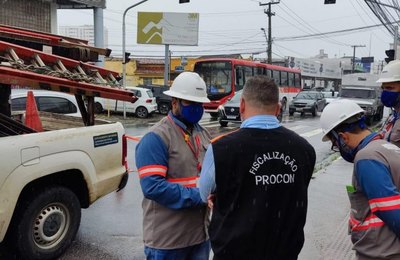 Após denúncias, Equatorial apresenta plano de reordenamento de cabos e fios para o Procon Maceió