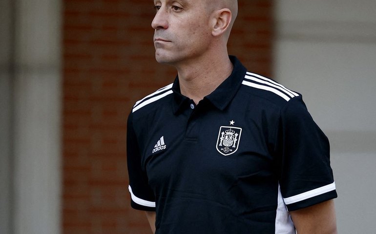 Fifa suspende dirigente espanhol após beijo na final da Copa do Mundo