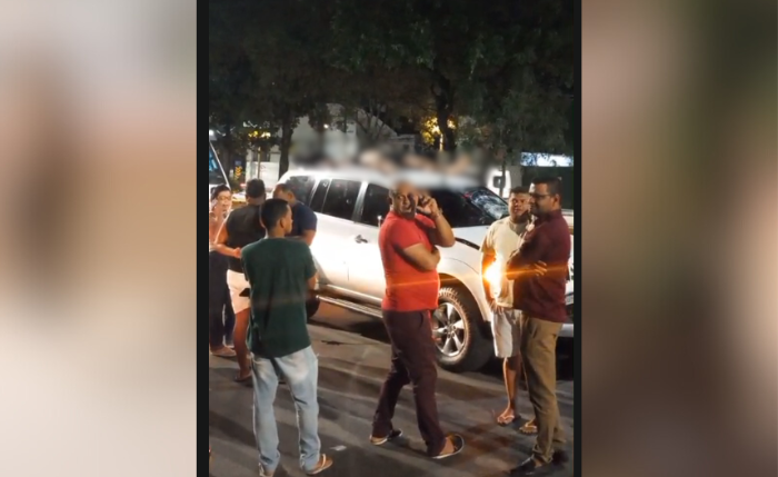 Vítima atravessava a via em uma bicicleta quando foi atingida por um carro Vítima atravessava a via em uma bicicleta quando foi atingida por um carro