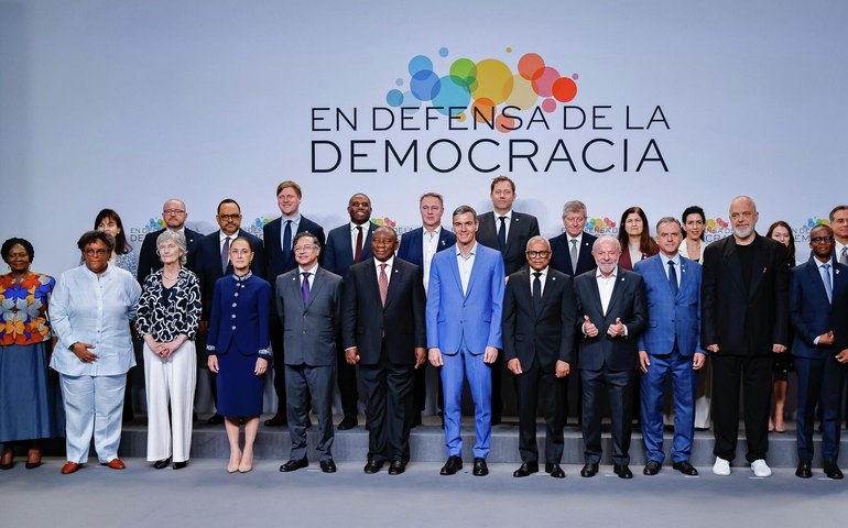 Cúpula em defesa da democracia é vista como resposta ao unilateralismo dos EUA