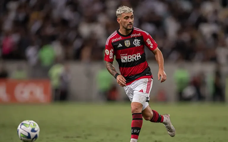 Arrascaeta sofre lesão no adutor da coxa e preocupa o Flamengo para a estreia do Brasileirão