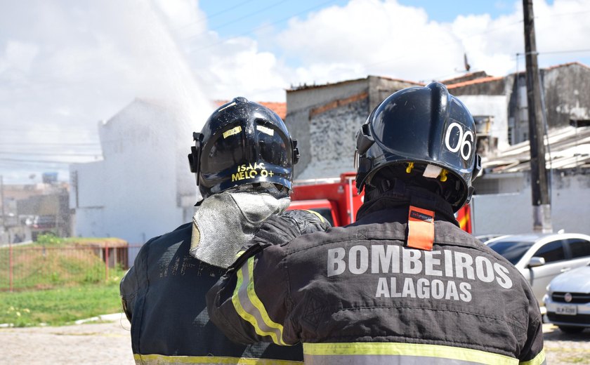 Vazamento de gás veicular causa incêndio em galpão no bairro Clima Bom, em Maceió