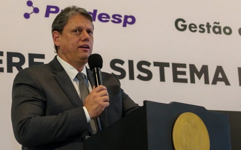 Crise renal faz Tarcísio interromper agenda em Londres; governador passará por exames